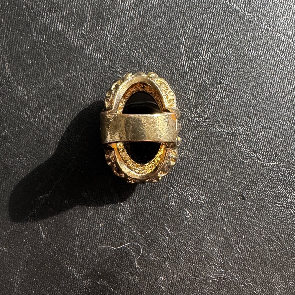 Elegant Gold and Garnet Statement Ring - Picture 4 of 4